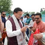 मुख्यमंत्री धामी ने लोहियाहेड हेलीपैड व कैंप कार्यालय में जनता व जनप्रतिनिधियों  से मुलाकात कर सुनी जनसमस्याएं